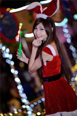 初中女生将入室窃贼拽到监控下露脸